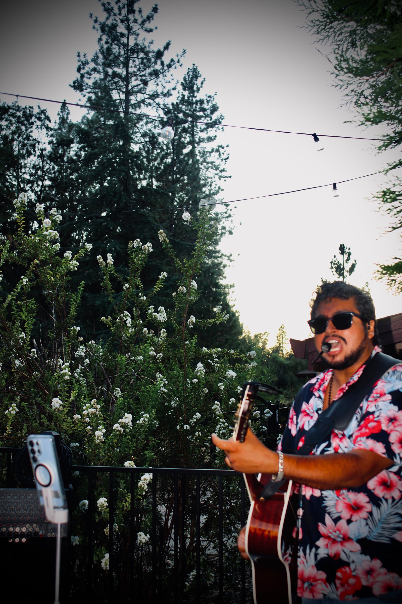 Gary Souza performing live